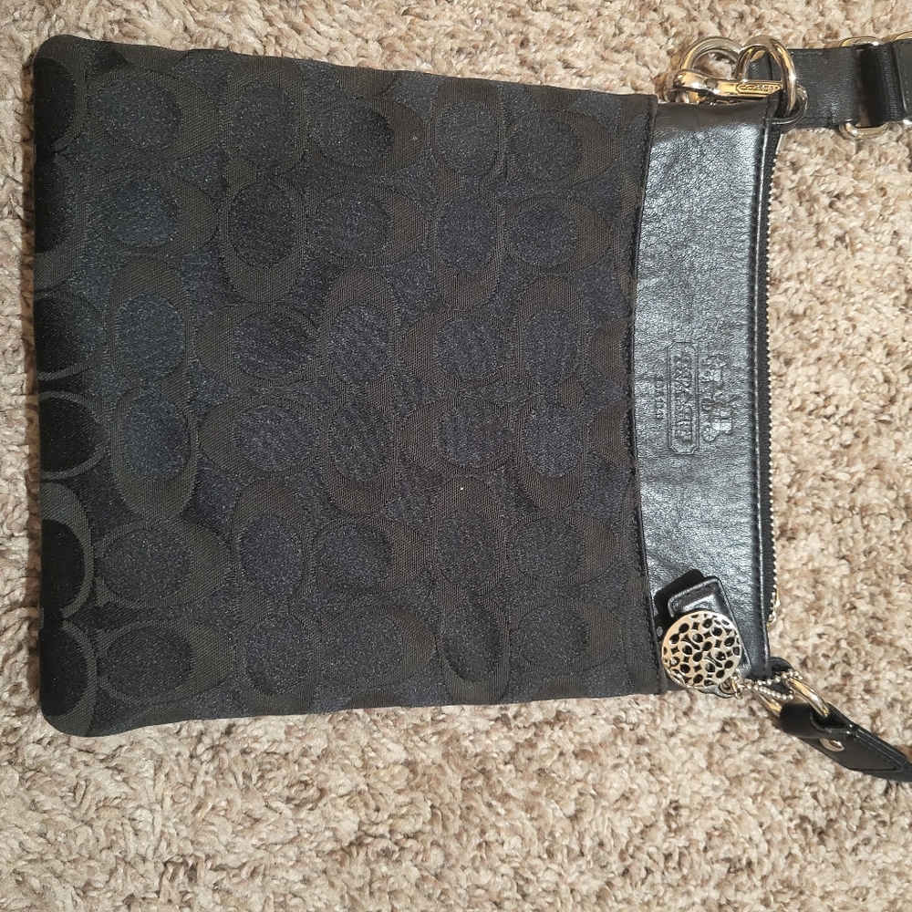 🚫🚫🚫🚫🚫SOLD OUTSIDE OF POSHMARK 🚫🚫🚫🚫 🖤🖤🖤Black Coach Crossbody🖤🖤🖤